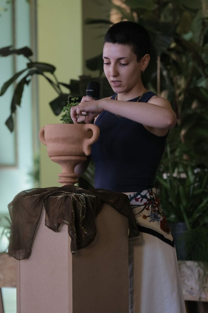 Una pradera: la performance de Irene Limendoux en el Refugio Climático 4