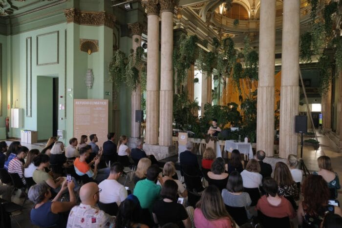 Una pradera: la performance de Irene Limendoux en el Refugio Climático 5