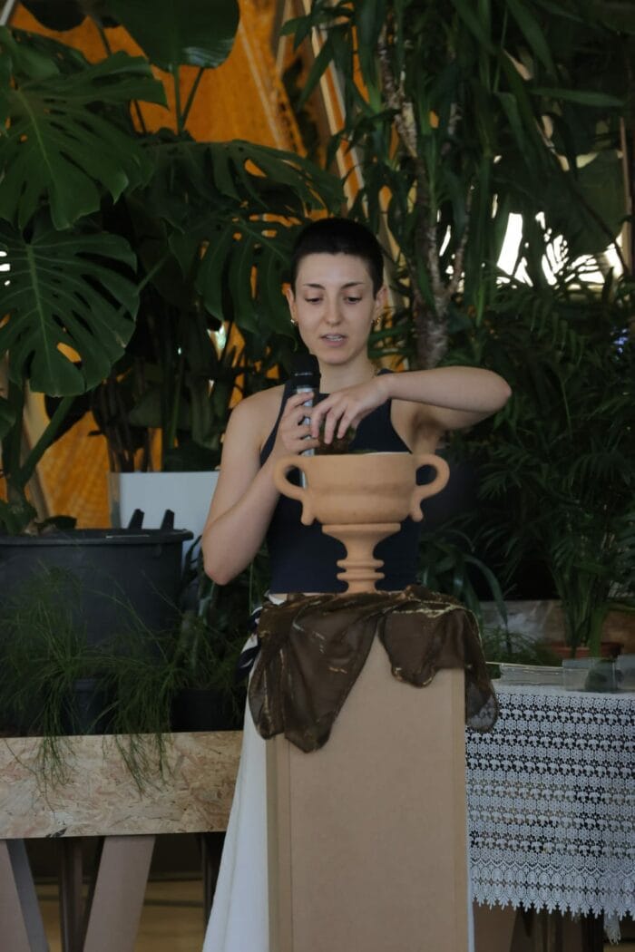 Una pradera: la performance de Irene Limendoux en el Refugio Climático 2