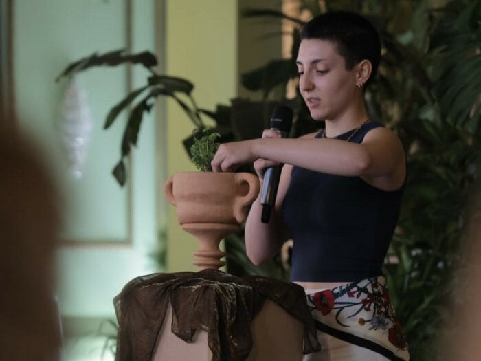Una pradera: la performance de Irene Limendoux en el Refugio Climático 1